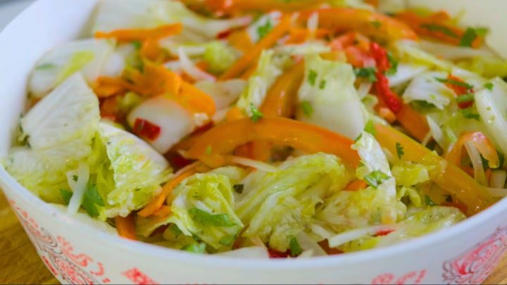 acelga - SALADA DE ACELGA DIFERENTE E CROCANTE COMO ESTA - VOCÊ AINDA NÃO COMEU.